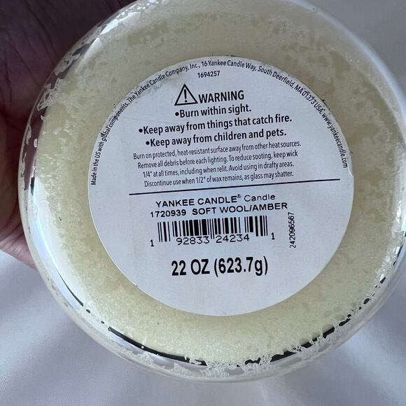 Yankee Candle SOFT WOOL & AMBER Large Jar 22 Oz Yellow Housewarmer New Wax - Picture 2 of 2